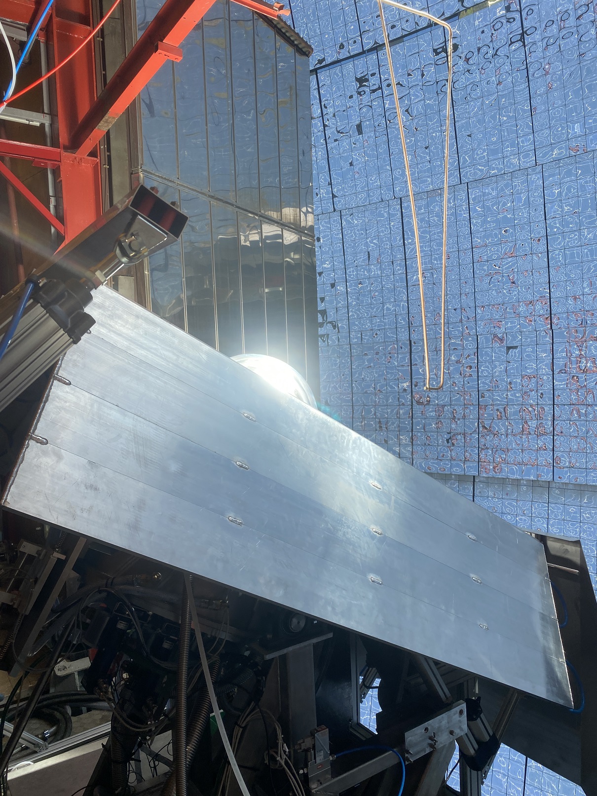 Panneau refroidi pour le four solaire destiné au recyclage d'acier solaire au grand four d'Odeillo